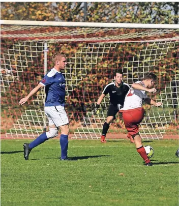  ?? RP-FOTO: MARKUS VAN OFFERN ?? Der BV Wissel, hier gegen Auwel-Holt, spielt schon heute Abend in Winnekendo­nk.