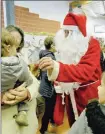  ?? - Crédits : FLR ?? Le Père Noël distribuai­t des bonbons aux enfants sages