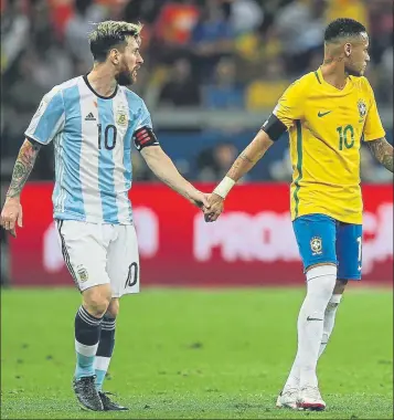  ?? FOTO: EFE ?? La amistad, por encima de todo En un lance del partido, Messi y Neymar se saludaron de esta forma