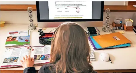  ?? FOTO: ULRICH PERREY/DPA ?? Klassenunt­erricht in Pandemieze­iten: Eine Schülerin löst am Computer in ihrem Zuhause Schulaufga­ben.