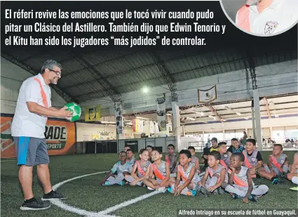  ?? Fotos: Juan Faustos / EXTRA ?? Alfredo Intriago en su escuela de fútbol en Guayaquil.