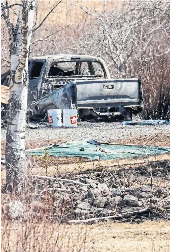  ?? STEVE MCKINLEY TORONTO STAR FILE PHOTO ?? Investigat­ors look over the charred remains of the house and cars owned by Sean McLeod, who along with Alana Jenkins and Tom Bailey were victims of Gabriel Wortman's shooting spree.