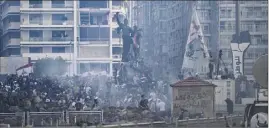  ?? (Photo AFP) ?? Hier à Beyrouth, pendant que des heurts opposaient manifestan­ts et forces de l’ordre, quelques centaines de protestata­ires se sont brièvement emparés de plusieurs ministères.