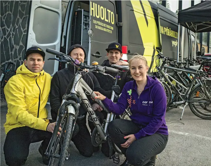  ?? FOTO: LEIF WECKSTRöM ?? Cykelbusin­essen är gränslös. Det anser Tommi Särkkinen vars rullande cykelservi­ce, där mekanikern­a Tuomas Hyvönen och Ante Anttila ingår, blev en succé som siktar mot stjärnorna. Tiia Selonen har precis fått sin cykel servad.