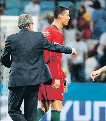  ??  ?? Desafío y empate El equipo español superó varios obstáculos pero no pudo doblegar a Ronaldo. En la imagen, Iniesta y Alba se cruzan con el portugués al final del partido