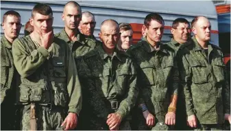  ?? ?? 被動員令徵召入伍的俄­軍新兵。
（美聯社）