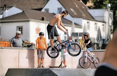  ?? RP-FOTO: RALPH MATZERATH ?? „Die haben da ganz schön was rausgelass­en“: Bei der Feier zur Eröffnung des Skaterpark­s zeigten Funsport-Asse, was sie drauf haben.