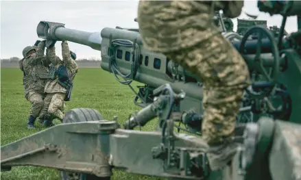  ?? LIBKOS ?? Ukrainian soldiers prepare a U.S.-supplied M777 howitzer to fire at Russian positions Jan. 9 in the Kherson region of the country.