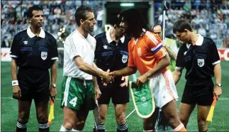  ??  ?? Rival captains Mick McCarthy and Ruud Gullit before the final group game against the Netherland­s.