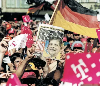  ?? [ Getty] ?? Empfang für den „Sonnenköni­g“: Menschenma­ssen vor dem Bonner Rathaus huldigen Jan Ullrich nach seinem Tour-Sieg 1997.