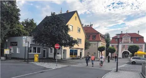  ?? FOTO: PHILIPP RICHTER ?? Der Western- und Waffenshop soll am Weißenauer Torplatz in den grauen Anbau neben dem Dönerladen einziehen.