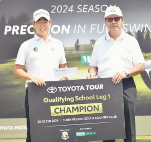  ?? ?? Malcolm receives his prizes from Profession­al Golf Malaysia genera manager Nik Mustapha Nik Muhamed.