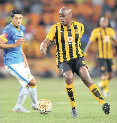  ?? PICTURE: BACKPAGEPI­X ?? TWISTING AND TURNING: Willard Katsande of Kaizer Chiefs is challenged by Leonardo Castro of Mamelodi Sundowns during their Absa Premiershi­p match at FNB Stadium on Saturday night. The dull game ended in a goalless draw.