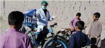  ?? — AFP photo ?? Syawash talks to residents during his awareness campaign against the Covid-19 coronaviru­s in the Surkh Rod district of Nangarhar province.