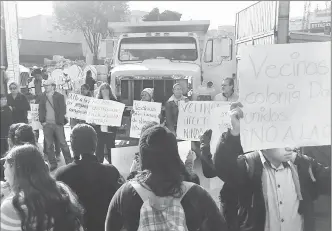  ??  ?? Los residentes que se manifestar­on ayer contra la construcci­ón de un edificio exigieron a la Seduvi que cumpla el acuerdo de integrar un consejo vecinal para definir la renovación urbana que se proyecta en la colonia Doctores ■ Foto Rocío González