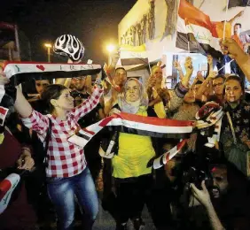  ??  ?? Festa Baghdad, dopo la liberazion­e di Mosul. A fianco, un tiratore scelto. Nella pagina a fianco, al Baghdadi e il successore al-Tunisi Ansa/Reuters