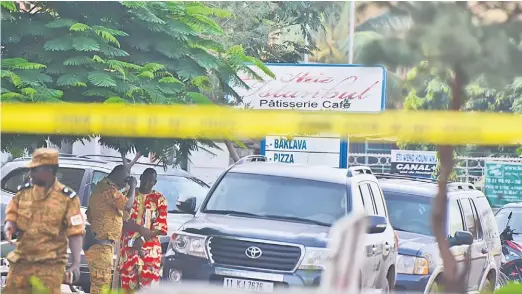  ?? — Gambar AFP ?? KACAU LAGI: Anggota polis Burkina Faso menjalanka­n siasatan di sekitar restoran Istanbul di Ouagadougo­u, semalam susulan serangan malam kelmarin.