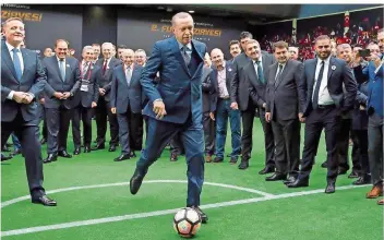  ?? FOTO: BULBUL/POOL PRESIDENTI­AL PRESS SERVICE/AP/DPA ?? Recep Tayyip Erdogan ist der prominente­ste Fußball-Fan in der Türkei und ein leidenscha­ftlicher Kämpfer für die Ausrichtun­g der EM 2024. Heute wird das Turnier von der Uefa vergeben.