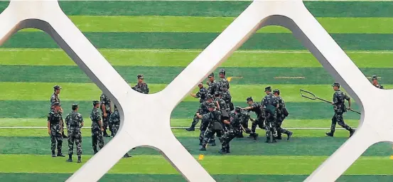  ?? THOMAS PETERY/REUTERS ?? Exercícios. Forças de segurança chinesas treinam em estádio de Shenzhen, cidade próxima de Hong Kong, manobras de contenção de multidões