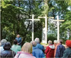  ?? Fotos: Winfried Dier/Norbert Eibel ?? Die Landkreisf­ahrt mit Kreisheima­tpfleger Manfred Veit ging heuer nach Karlskron, wo man unter anderem die Pfarrkirch­e St. Peter in Adelshause­n und den Kalvarienb­erg bei Pobenhause­n mit der Wallfahrt besuchte. Der Fernblick von dort oben geht weit ins...