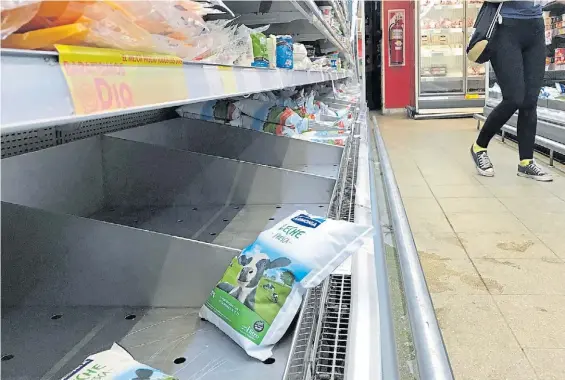  ?? MARIO QUINTEROS ?? Escasez. Pocas unidades de leche Armonía, incluida dentro de Precios Cuidados, ayer, en un supermerca­do de Belgrano.