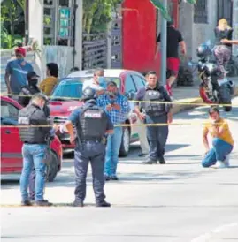  ?? GABRIEL LAGOS/EL SOL DE ORIZABA ?? El reportero fue asesinado en su automóvil en calles de Ixtaczoqui­tlán