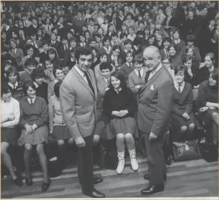  ?? ?? Frankie Vaughan in St Leonard’s School, Easterhous­e, Glasgow, with Lord Provost John Johnston in 1968