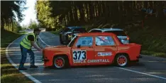  ?? ?? Kleine Unfälle gehören im Rennsport dazu. Vor größeren blieb das Bergrennen in Mickhausen auch heuer verschont.