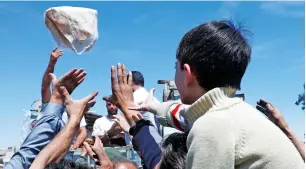  ?? AP ?? Syrian authoritie­s distribute bread, vegetables and pasta to Douma residents . —