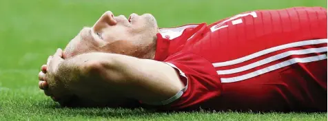  ?? Foto: Witters ?? Niedergest­reckt: Arjen Robben nach dem durchwachs­enen 2:2 gegen Mainz. Am Mittwoch empfängt der FC Bayern im DFB Pokal Borussia Dortmund.