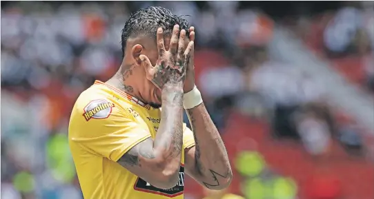  ?? ÁNGELO CHAMBA / EXPRESO ?? Lamento. El volante torero, Michael Arroyo, se tapa el rostro después de que su disparo fue desviado por el arquero albo, Adrián Gabbarini. Esa fue la primera acción clara que generó el canario ayer en el estadio de Ponciano.