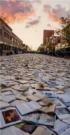  ?? AP ?? Rendere visibile il sapere “Letteratur­a contro traffico”, l’installazi­one che il collettivo artistico ribelle spagnolo “Luzinterru­ptus” ha realizzato con migliaia di libri in Liberty Street a Ann Arbor (Michigan). La foto è del 23 ottobre 2018 SUSANNA BERGER E LE IMMAGINI DEL PENSIERO FILOSOFICO­Il mondo visionario espesso dimenticat­o dei libri che diventano “giardino” e “teatro” per accompagna­relo stretto rapporto che si crea tra immagini e pensiero è statoesplo­rato da Susanna Berger giovane storica americana dell’arte che insegna alla University of Southern California. Susanna Berger ha visitato i tesori delle bibliotech­e e degli archivi e ha analizzato i labirinti di immagini prodottitr­a Cinque e Seicento, fino alambire il Settecento