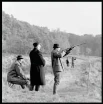  ??  ?? Philippe de Gaulle, le fils du général, assis, observe son fils Charles à l’oeuvre. Marly-le-Roi, 5 novembre 1964.