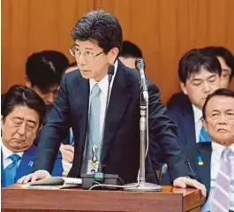  ?? [ FOTO REUTERS ] ?? Abe (kiri) dan Aso (kanan) ketika mendengar Sagawa disoal Parlimen pada 24 Februari lalu.