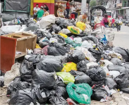  ?? FOTO RÓBINSON SÁENZ ?? A pesar de que el carro recolector pasa en la mañana y tarde, de lunes a jueves, la gente saca a la vía la basura sin tener en cuenta su horario. La foto es en el barrio Moravia.