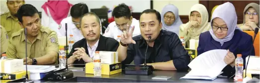  ?? PUGUH SUJATMIKO/JAWA POS ?? BERI KEPASTIAN: Kepala Bappeko Eri Cahyadi (tiga dari kiri) bersama pejabat pemkot lainnya memberikan penjelasan soal penonaktif­an PBI di ruang Komisi D DPRD Surabaya kemarin.