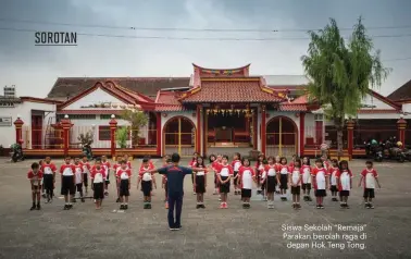  ??  ?? Siswa Sekolah “Remaja” Parakan berolah raga di depan Hok Teng Tong.