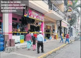  ??  ?? Varios de los locales comerciale­s tienen cintas de aislamient­o para evitar aglomeraci­ones.