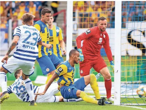  ?? FOTO: IMAGO IMAGES ?? Der Anfang vom Ende für Braunschwe­ig: Steffen Nkansah (vorne) trifft per Eigentor zur Duisburger Führung. 3. Liga