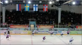  ?? FOTO: SARI PöYHöNEN ?? FLERA NATIONALIT­ETER. Spelare från Finland, Norge och Sverige deltog i jubileumsm­atchen i samband med Murmansks 100-årsfirande.