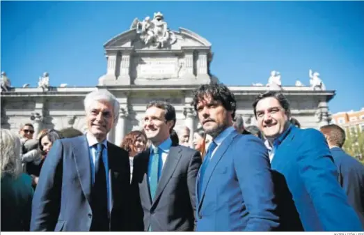  ?? JAVIER LIZÓN / EFE ?? Pablo Casado, junto a los candidatos al Congreso Adolfo Suárez Illana (i), el torero Miguel Abellán (2d) y el diputado José Ignacio Echániz (d), ayer.