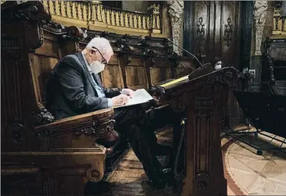  ?? XAVI JURIO ?? El líder de ERC en el Ayuntamien­to de Barcelona, Ernest Maragall, ayer durante la sesión plenaria