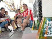  ?? JOHNNY OLIVARES ?? En San Felipe, Juan Miguel Redondo y su familia terminaron la celebració­n con la salida del sol.