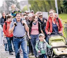  ?? RP-FOTO: ANDREAS BRETZ ?? Viele Düsseldorf­er stellten sich in die Schlange, um später vor allen anderen in den Zoo zu gelangen.