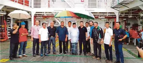  ??  ?? ABDUL Azeez (enam dari kiri) bersama Mohd Azmi (bertongkat) ketika berada di atas kapal Nautical Aliya.