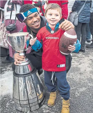  ?? JEFF MCINTOSH THE CANADIAN PRESS ?? Calgary Stampeder Don Jackson celebrates winning the Grey Cup with Nicloas Leon, 5.
