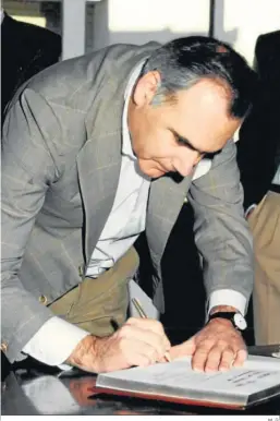  ?? M. G. ?? Rafael Benjumea firma en octubre de 1987 la creación de Fundación Río Tinto.