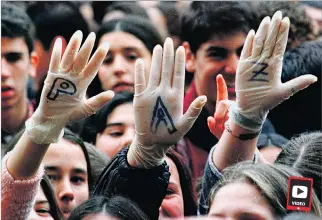  ?? MARCELO DEL POZO / REUTERS ?? España. Masiva protesta contra el grupo guerriller­o vasco ETA frente al ayuntamien­to de Sevilla, en 1998.