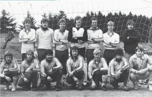  ?? FOTO: FARSUNDS AVIS ?? Borhaugs A-spillere samlet på Vanse stadion i april 1985. Foran fra venstre: Geir Steinar Lode, Carl Bernhard Carlsen, Vegar Viken, Arild Furesund, Inge Lode, Øystein Johannesse­n og Jan Olav Jermansen. Bak fra venstre: Atle Bruvik, Odd Årsland, Bjarne Nergård, Hans Kristian Hansen, Arild Rosåsen, Karl Erik Gaupeland og trener Magne Høie. Ikke til stede da bildet ble tatt: Egil Vågsvoll og Rolf Oddvar Omland.