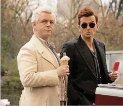  ?? Foto: Amazon Prime Video/chr. Raphael ?? Nicht erst die drohende Apokalypse macht aus dem Engel Aziraphale (Michael Sheen, l.) und dem Dämon Crowley (David Tennant) eine Zweckgemei­nschaft.